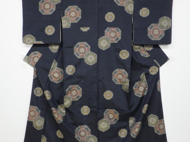 リサイクル　華紋に菊模様織り出し十日町紬着物